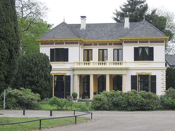 Villa Lindenheuvel (Huis met de kolommem), Peerlkamplaan 18-20, Hilversum