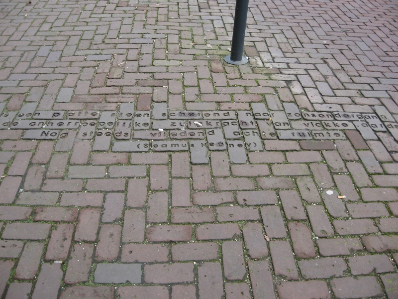 Hilversum, Kerkbrink, Verstild kunstwerk