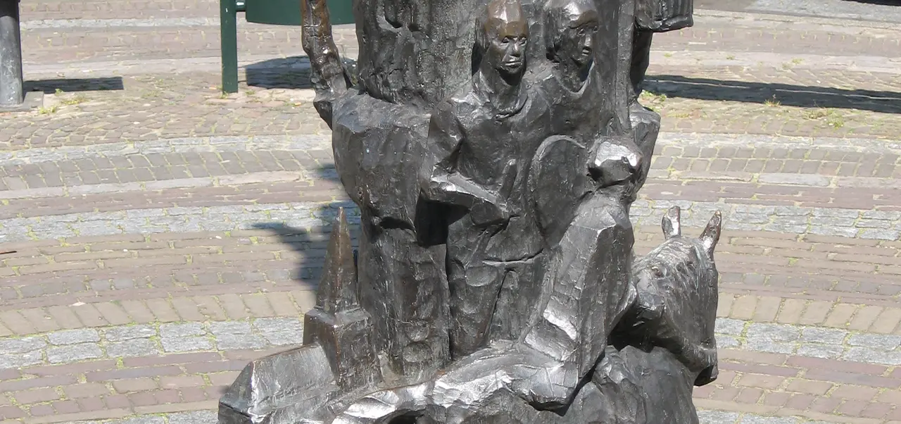 Blaricum, Erfgooiersboom (bronzen replica), hoek Dorpsstraat-Torenlaan