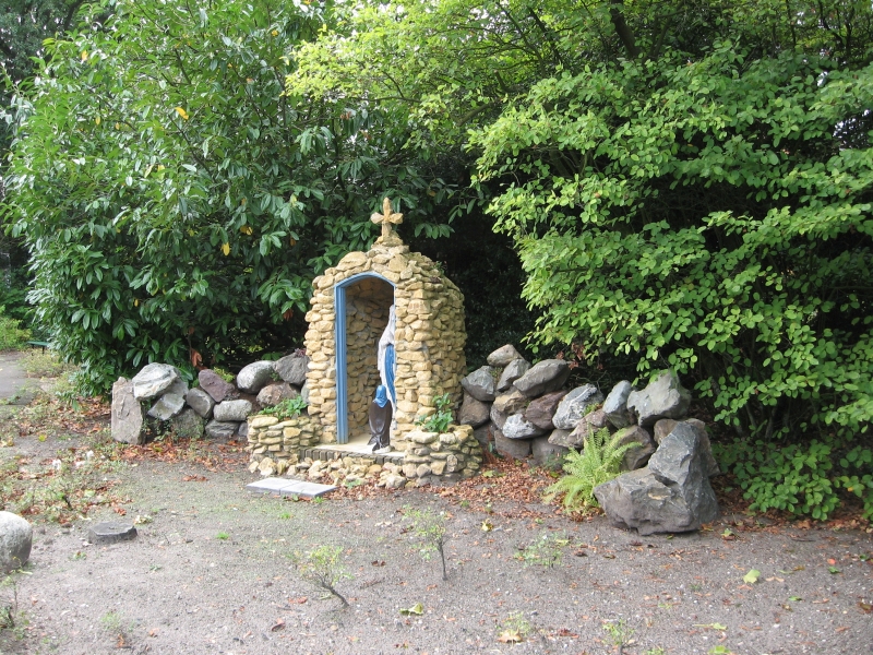 Lourdesgrot, Marienburg, Bussum