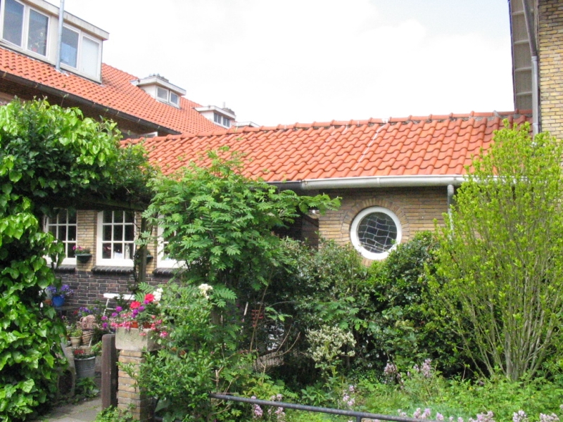 Amstelveen, hoek Van der Ghiessenstraat - Bors van Waverenstraat (W.M. Dudok)