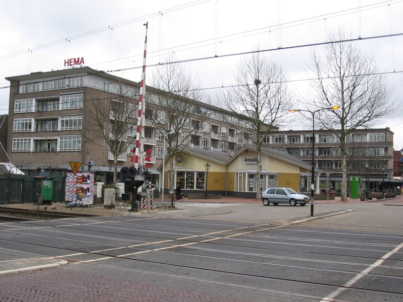 Bussum, Julianaplein - Flats-winkels (ontwerp W.M. Dudok)