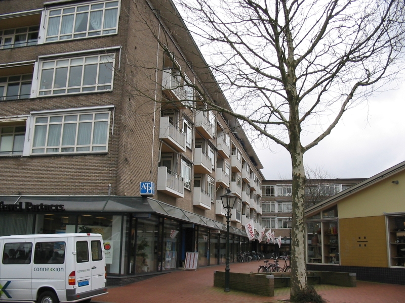 Bussum, Julianaplein - Flats-winkels (ontwerp W.M. Dudok)