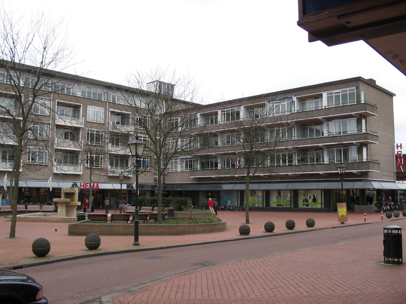 Bussum, Julianaplein - Flats-winkels (ontwerp W.M. Dudok)