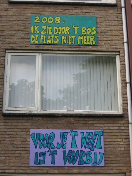 Hilversum, Erfgooiersstraat; posters t.g.v. geplande afbraak