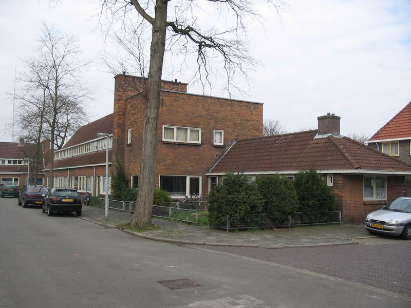 Hilversum, 13e woningcomplex, Van 't Hoffplein
