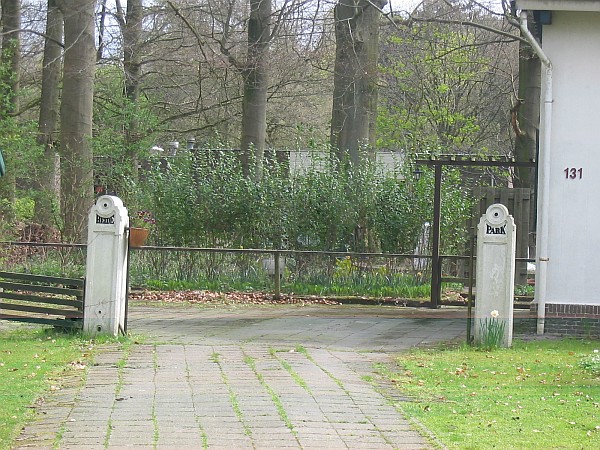 Hilversum, Heideheuvel - toegangspalen Hilversum, Heideheuvel - toegangspalen