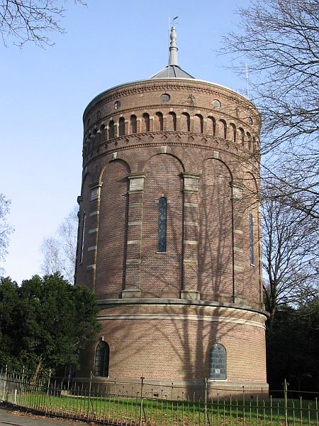 Dit is de watertoren van Hilversum, een erg ronde watertoren.