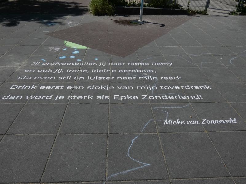 Hilversumse Meent, Centrale plein, gedicht Mieke van Zonneveld