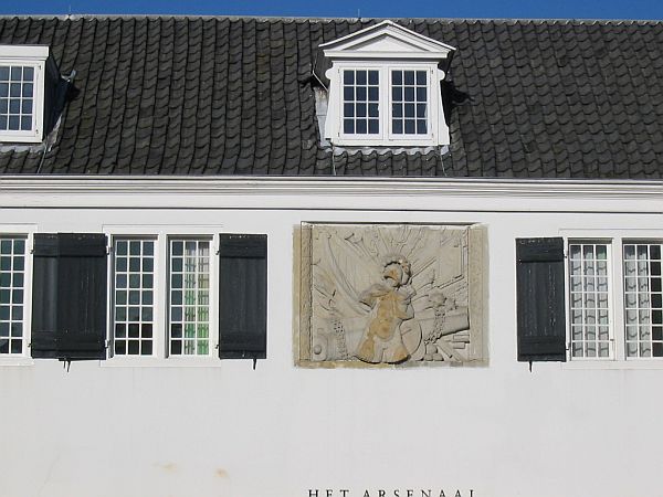 Naarden, Arsenaal met wapensteen