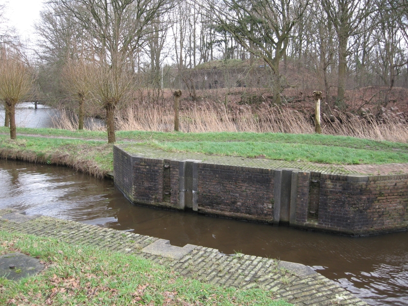 Hilversumse Meent - Naarden, Karnemelksloot (vm inundatiesluis)